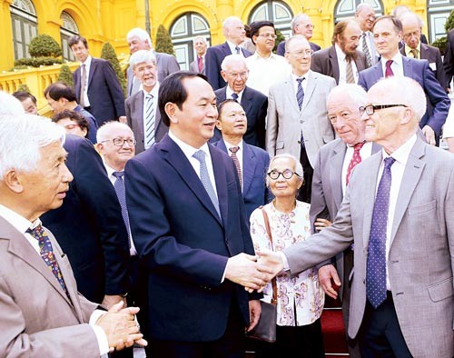 President Tran Dai Quang and Nobel laureates (Photo: VNA)